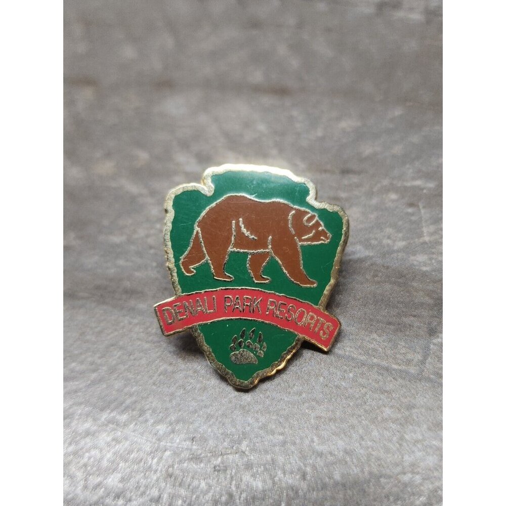Danali Parks Resort Alaska Pinback Souvenir Bear Paw Green GoldTone
